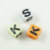 Perles lettre acrylique, cube, modèles différents pour le choix & à quatre côtés, couleurs mélangées Environ 4mm, Environ Vendu par sac