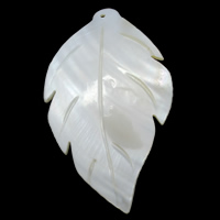 Cáscara blanca colgantes, Nácar Blanca, Hoja, natural, 36-39x65-68x3-5mm, agujero:aproximado 1.5mm, Vendido por UD