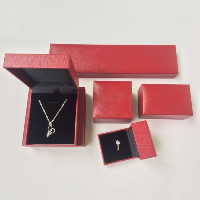 cuir PU boîte de parure de bijoux, avec velours de coton & plastique ABS, styles différents pour le choix, rouge, Vendu par PC