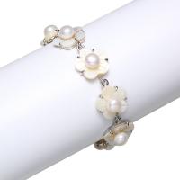 bracelet en laiton de perle d'eau douce cultivée, avec coquille blanche & laiton, avec 5cm chaînes de rallonge, fleur, naturel, pour femme, blanc, 14.5mm Environ 6.5 pouce, Vendu par brin