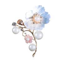 Messing Brosche, mit Muschel & Kunststoff Perlen, Blume, goldfarben plattiert, für Frau & mit Strass, 55*71mm, verkauft von PC