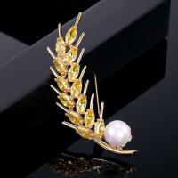 Messing Brosche, mit kubischer Zirkonia & Kunststoff Perlen, plattiert, Modeschmuck & für Frau, goldfarben, 58*52mm, verkauft von PC