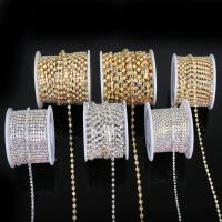Laiton strass griffe chaîne, avec cristal, durable & bijoux de mode & normes différentes pour le choix, plus de couleurs à choisir Vendu par bobine