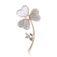 Shell Brooch, Zinc Alloy, with Shell & Plastic Pearl, Three Leaf Clover, plated, Unisex & with rhinestone 