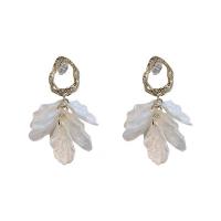 Shell Earring eau douce, Alliage de cuivre, avec coquille, Plaqué d'or, bijoux de mode & pavé de micro zircon & pour femme, blanc Vendu par paire[
