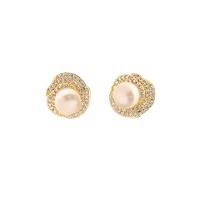Boucles d'oreilles d'eau douce de Perle , perle d'eau douce cultivée, avec laiton, Placage de couleur d'or, bijoux de mode & pavé de micro zircon & pour femme, deux couleurs différentes Vendu par paire[