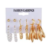 Boucle d'oreille en alliage de zinc en plastique perle, avec perle de plastique, Placage de couleur d'or, 6 pièces & bijoux de mode & pour femme, deux couleurs différentes, Vendu par fixé[