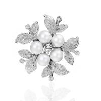 Kunststoff-Perlen-Brosche, Zinklegierung, mit Kunststoff Perlen, Blütenblätter, plattiert, für Frau & mit Strass, Silberfarbe, verkauft von PC