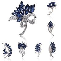 Crystal Brooch, Zinc Alloy, with Crystal & Plastic Pearl, plated & for woman & with rhinestone, 30-61mm 