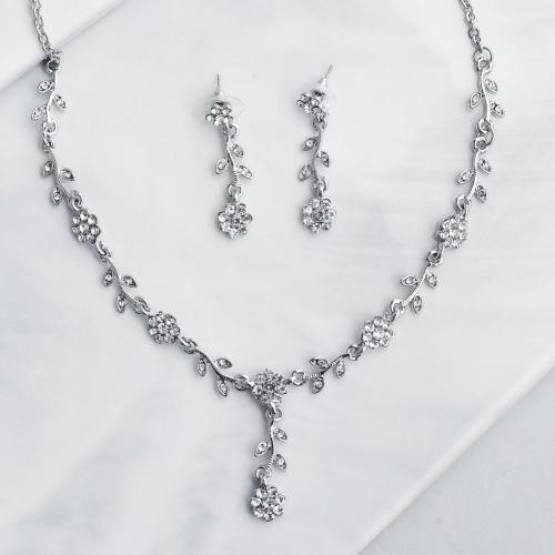 Conjunto de joyería de diamantes de imitación de la aleación de Zinc, pendiente & collar, 2 piezas & para mujer & con diamantes de imitación, plateado, Vendido por Set