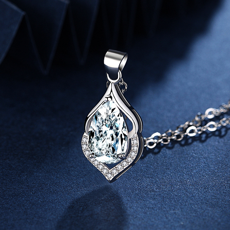 White diamond/single pendant (excluding chain)