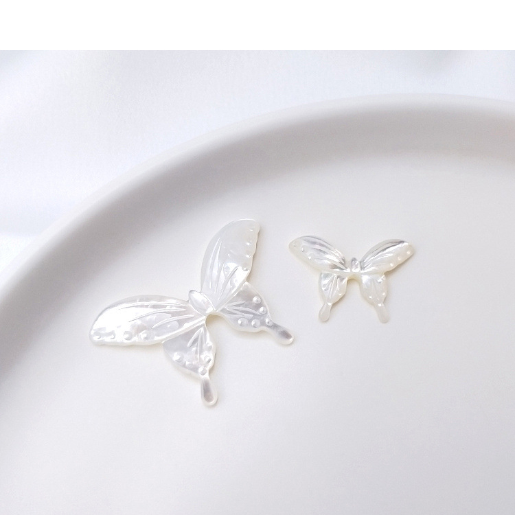 White disc shell large butterfly 30x20mm_1 pcs