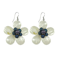 Boucles d'oreilles en coquille blanche, avec perle d'eau douce cultivée & laiton, fleur, Placage de couleur platine 54mm, Vendu par paire