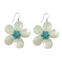 Boucles d'oreilles en coquille blanche, avec turquoise synthétique & laiton, fleur, Placage de couleur platine 49mm, Vendu par paire