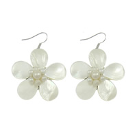 Boucles d'oreilles en coquille blanche, avec perle d'eau douce cultivée & laiton, fleur, Placage de couleur platine 49mm, Vendu par paire