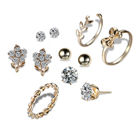Conjunto de joyería de diamantes de imitación de la aleación de Zinc, anillo de dedo & pendiente, con Cristal, acero inoxidable aguja de pendiente, chapado en color dorado, facetas & con diamantes de imitación, libre de plomo & cadmio, 6mm-20mm, tamaño:10, Vendido por Set