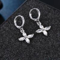 laiton Boucles d'oreilles pendantes Hoop Huggie, fleur, Plaqué de platine, pour femme & avec zircone cubique Vendu par paire