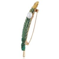 Bijoux broche en Zinc alliage , alliage de zinc, avec perle de plastique, forme de plume, Placage de couleur d'or, pour femme Vendu par PC