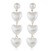Kunststoff Perle Zink Legierung Ohrring, Zinklegierung, mit ABS-Kunststoff-Perlen, Herz, goldfarben plattiert, für Frau, weiß, 17x67mm, verkauft von Paar