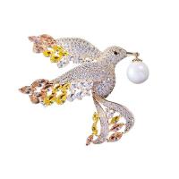 Broche de cuivre, laiton, avec perle de plastique, oiseau, Placage de couleur d'or, pour femme & avec strass, 45*50mm, Vendu par PC