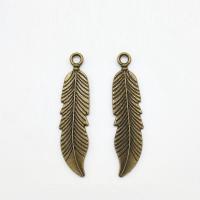 Pendentifs plume en alliage de zinc, forme de plume, Plaqué de couleur de bronze antique Environ 2mm Vendu par sac