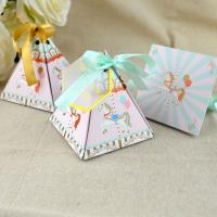Sucrerie de mariage de boîte, papier, triangle, estampage à chaud, cadeau de mariage & styles différents pour le choix Vendu par PC