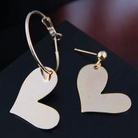 Messing asymmetrische Ohrringe, Herz, plattiert, Modeschmuck & für Frau, goldfarben, 54*22mm 35*22mm, verkauft von Paar