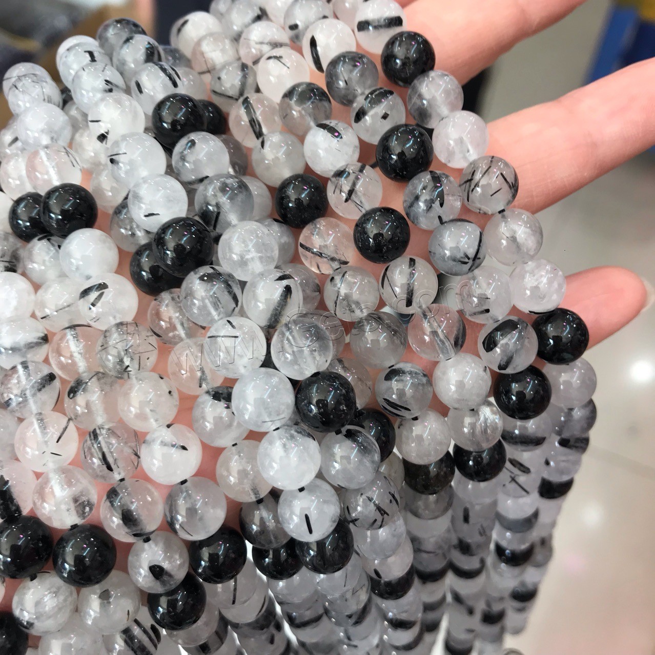 Rutilated Quarz Perle, rund, poliert, verschiedene Größen vorhanden, weiß und schwarz, Bohrung:ca. 1mm, verkauft von Strang