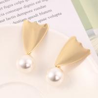 Boucle d'oreille en alliage de zinc en plastique perle, avec perle de plastique, Placage, bijoux de mode & pour femme, doré Vendu par paire