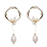 Boucles d'oreilles d'eau douce de Perle , perle d'eau douce cultivée, avec laiton, Placage de couleur d'or, pour femme, blanc Vendu par paire