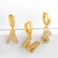Cubic Zirconia Pendiente Brass Micro Pave, metal, Carta del alfabeto, chapado en oro de 18 K, Letras son de la A la Z & micro arcilla de zirconia cúbica, dorado, 28x11mm, Vendido por UD