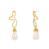 Süßwasser Perle Tropfen Ohrring, Zinklegierung, goldfarben plattiert, für Frau, weiß, 17x61mm, verkauft von Paar