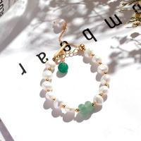 bracelet en laiton de perle d'eau douce cultivée, avec aventurine vert & laiton, Rond, Placage, bijoux de mode & pour femme, blanc, 220mm, Vendu par brin
