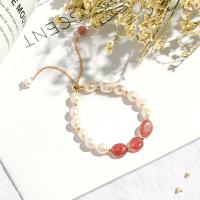 bracelet en laiton de perle d'eau douce cultivée, avec Strawberry Quartz & laiton, Rond, Placage, bijoux de mode & pour femme, blanc, 200*7-8mm, Vendu par brin