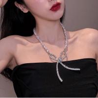 Collier de perles en plastique, alliage de zinc, avec perle de plastique, bijoux de mode, blanc, 54cm  ,7cm Vendu par brin