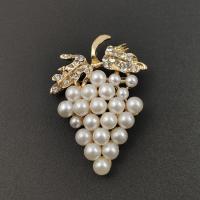 Bijoux broche en Zinc alliage , alliage de zinc, avec perle de plastique, Placage de couleur d'or, bijoux de mode & unisexe, blanc Vendu par PC