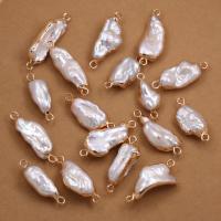 Perlas cultivadas de agua dulce Conector, con metal, Irregular, chapado en color dorado, Bricolaje & 1/1 aro, Blanco, 6x25-7x30mm, Vendido por UD