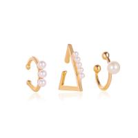 Ohrring-Manschette, Zinklegierung, mit Kunststoff Perlen, goldfarben plattiert, drei Stücke & für Frau, weiß, verkauft von setzen
