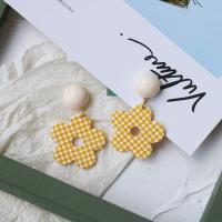 Boucle d'oreille de goutte acrylique, avec laiton, fleur, damier & styles différents pour le choix & pour femme, Jaune Vendu par PC