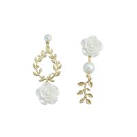 asymmetrische Ohrringe, Zinklegierung, mit Harz & Kunststoff Perlen, goldfarben plattiert, für Frau, weiß, 23x55mm, verkauft von Paar