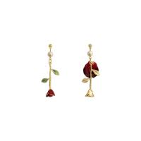 asymmetrische Ohrringe, Zinklegierung, mit Getrocknete Blumen & Kunststoff Perlen, Rose, goldfarben plattiert, verschiedene Stile für Wahl & für Frau, rot, 20x60mm, verkauft von Paar