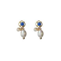 Boucles d'oreilles d'eau douce de Perle , laiton, avec perle & résine, Plaqué d'or, Naturel & bijoux de mode & pour femme, 18mm, Vendu par paire