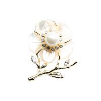 Kunststoff-Perlen-Brosche, Messing, mit Weiße Muschel & Kunststoff Perlen, Blume, goldfarben plattiert, für Frau, 30x42mm, verkauft von PC