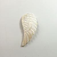 Pendentifs de coquille en laiton, coquille blanche, avec laiton, forme de plume, Placage de couleur d'or, bijoux de mode, blanc Vendu par PC