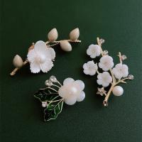 Freshwater Pearl Brooch, Zinc Alloy, with Plank & Freshwater Pearl, Flower, gold color plated & for woman & with rhinestone 