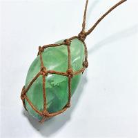 Pendentif bijoux de pierre gemme, La fluorite verte, avec corde de cire, vert, 20-35mm, Vendu par PC