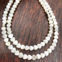La Perla de Concha Natural, Concha de agua dulce, Corazón, Bricolaje, Blanco, 6mm, longitud:15 Inch, Vendido por Sarta