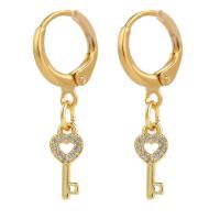 Huggie Hoop Drop Earring, laiton, clé, Placage de couleur d'or, pavé de micro zircon & pour femme Vendu par paire