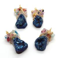 Pendentifs quartz naturel, résine, avec Chips de pierres précieuses & agate quartz de glace & laiton, Irrégulière, Placage de couleur d'or, unisexe, bleu, 20x40- Vendu par PC