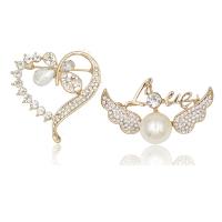 Rhinestone Zinc Alloy Brooch, with Plastic Pearl, gold color plated & for woman & with rhinestone 